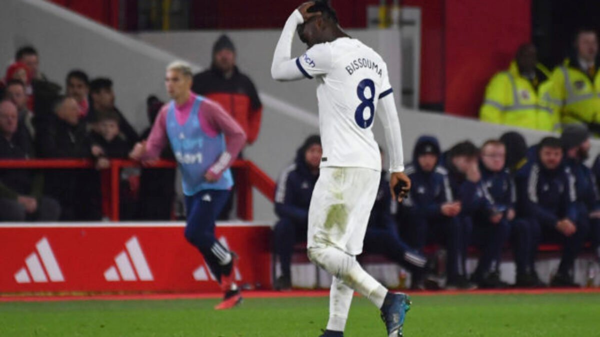 Hráč Tottenhamu sa natočil, ako vdychuje rajský plyn, klub ho suspendoval a tréner mu prehovoril do duše