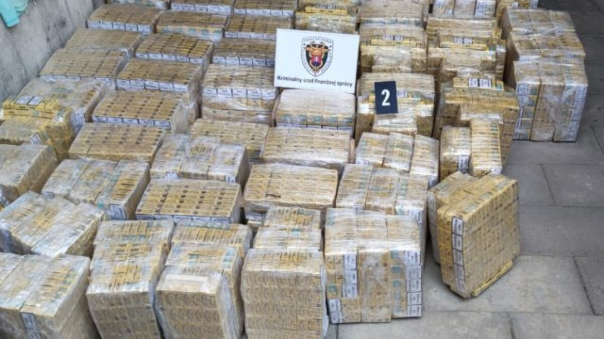 Finančná správa odhalila nelegálnu výrobňu cigariet v obci Breziny, zadržali deväť podozrivých