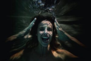 Nela Pocisková sa nevie nadýchnuť. Záverečná scéna vo videoklipe Najbližší vyraz...