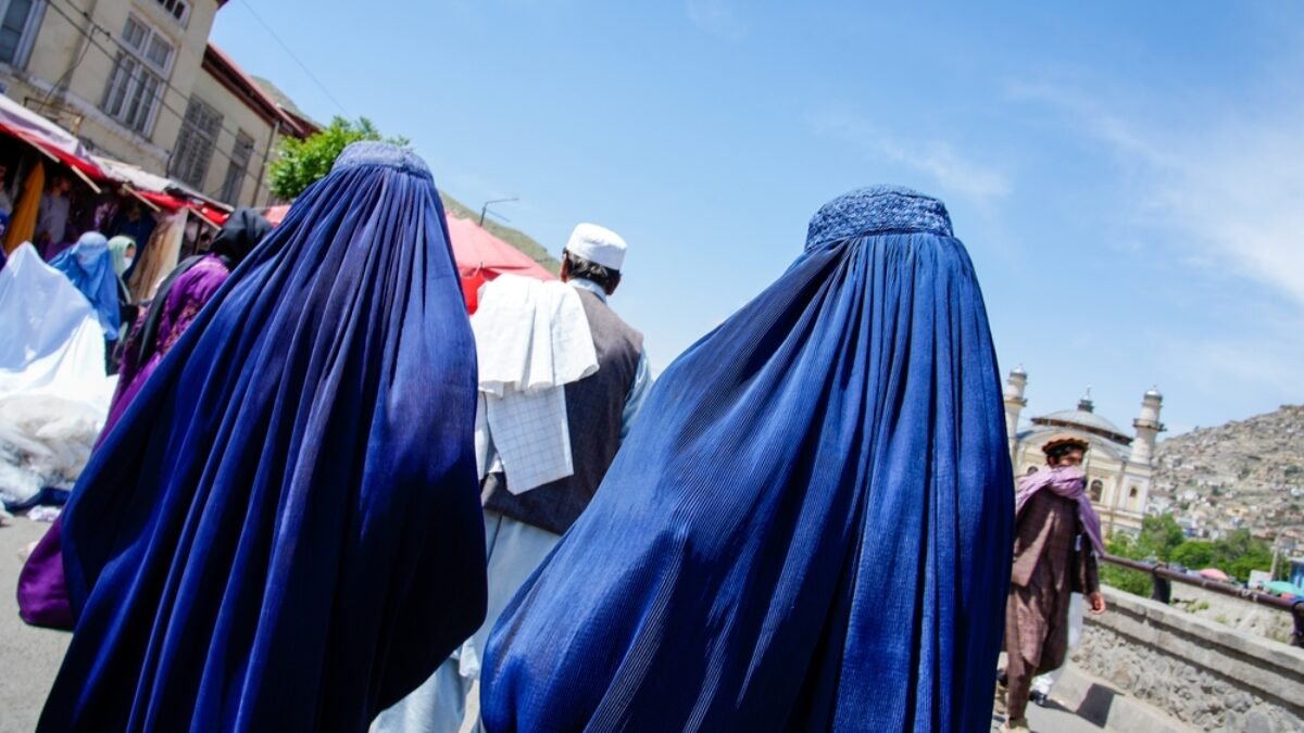 Taliban sprísňuje zákon proti ženám v Afganistane. Nové predpisy zakazujú ženám čo i len spievať