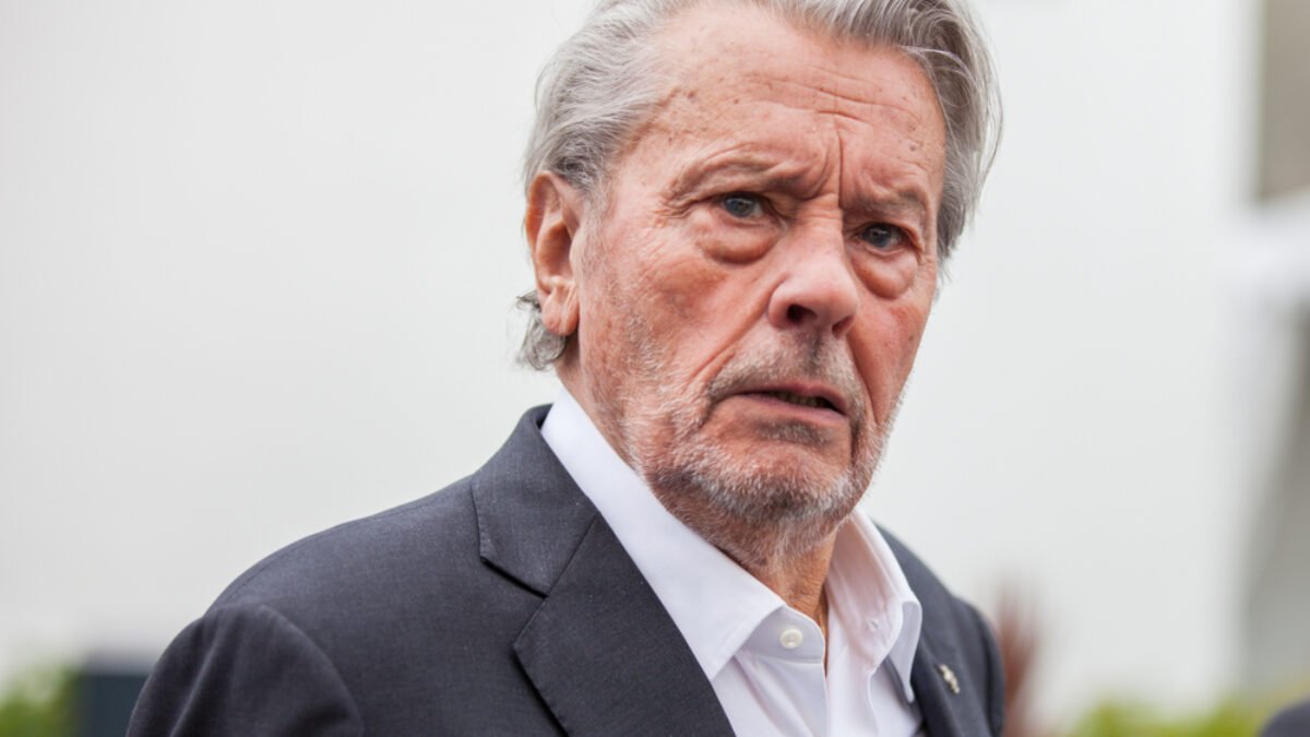 Alain Delon chcel, aby jeho pes bol po jeho smrti utratený. Rodina komentuje hercovu šokujúcu vôľu