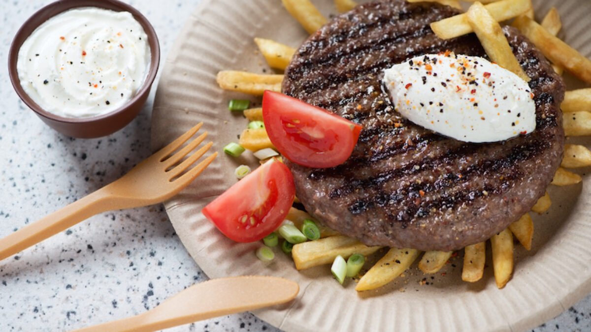 Ako pripraviť balkánsky burger na slovenskom grile? Pljeskavica je špecialita, ktorú si zamilujete