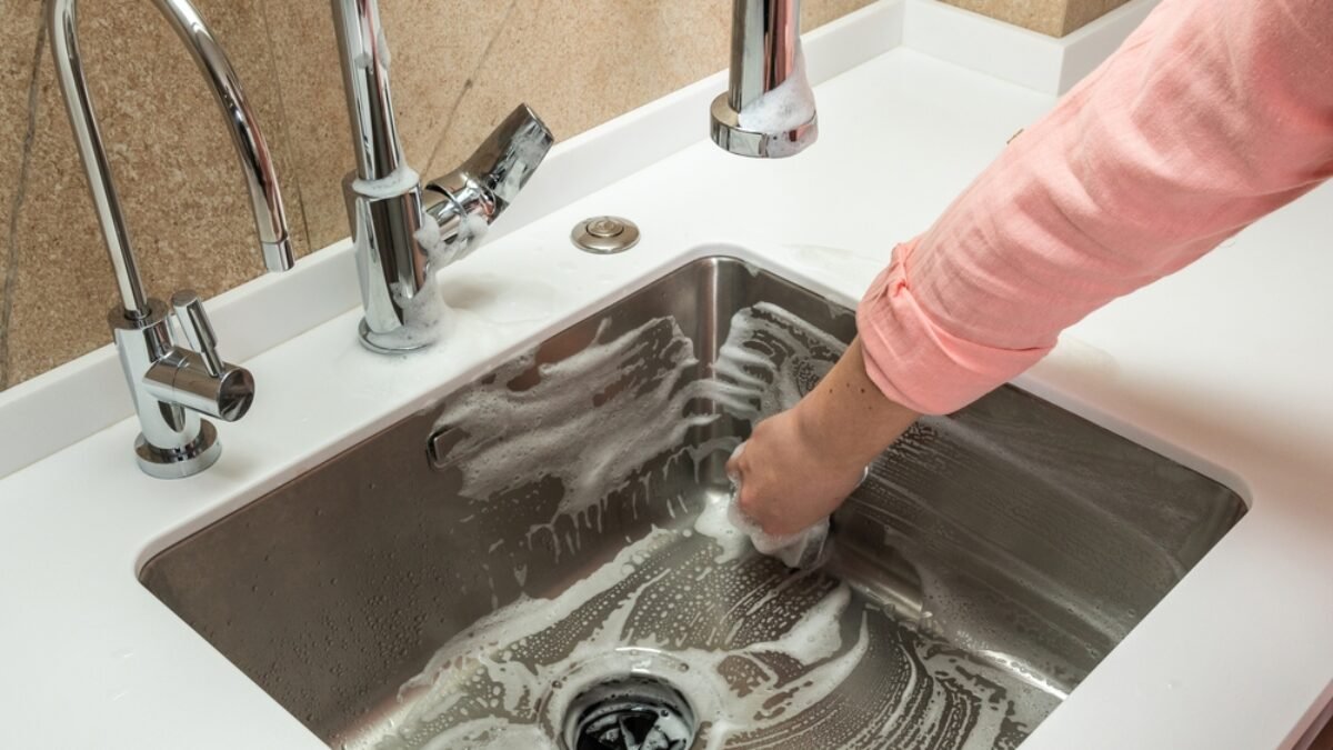 Vezmem ju zo skrinky a votriem do drezu. Po šmuhách nezostane ani stopa. Vôbec to nie je o octe