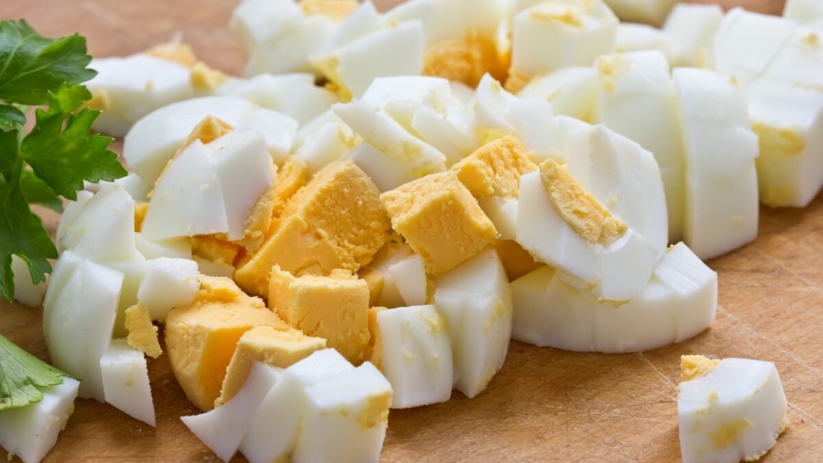 Čo robiť s uvarenými vajíčkami? Dajte ich do nádoby, zalejte olejom a rozmixujte. V obchode ju už viac nekúpite