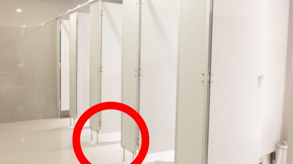 Prečo dvere na verejných toaletách často nesiahajú po zem? Z troch rôznych dôvodov