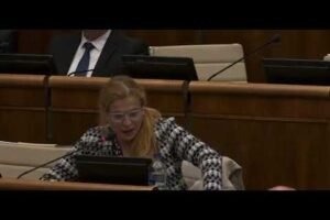 J. Vaľová: Mimi Šramová – novinárka včera napísala na telegram : „V...