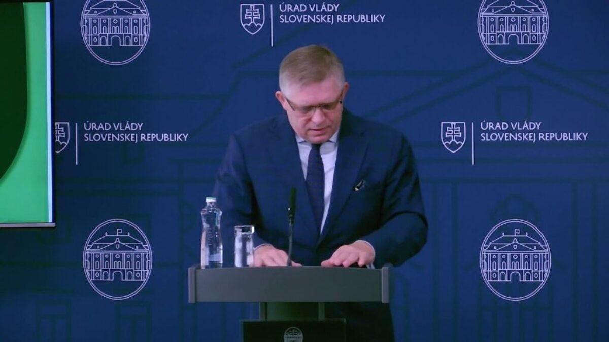 TK predsedu vlády SR R. Fica a ministra R. Takáča o znížení DPH na základné potraviny.
