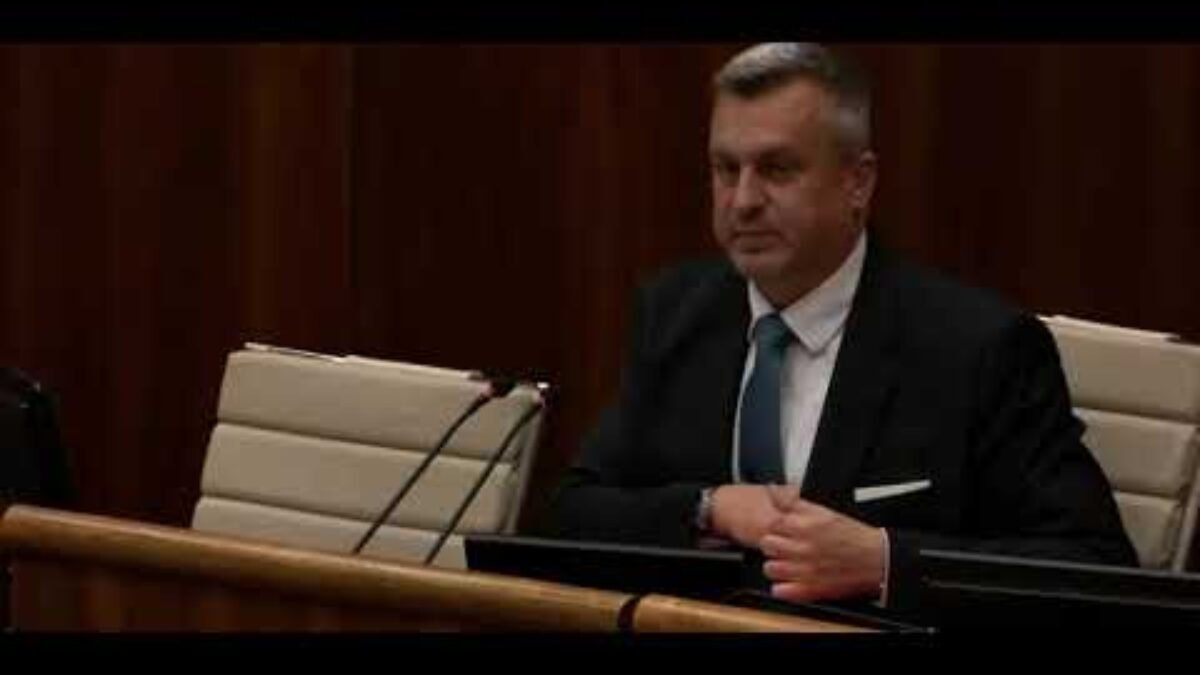Andrej Danko dal z rokovacej sály vykázať Luciu Plavákovú z PS kvoli nálepkam na počítači