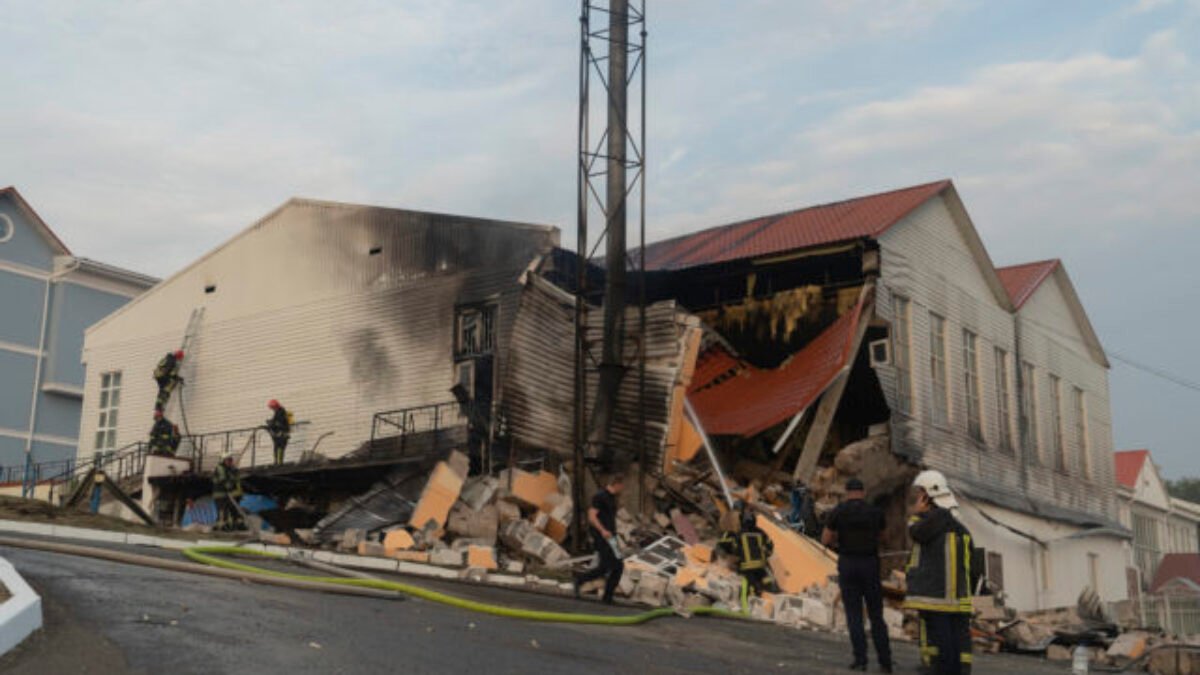 Rusko vypustilo na Kyjev záplavu dronov a riadených a balistických rakiet