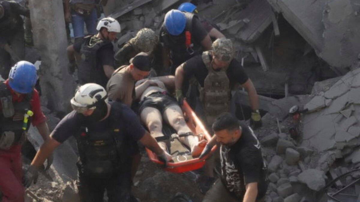 Ruské bombardovanie Charkova zranilo najmenej sedem civilistov, jedna bomba zasiahla aj školu (foto)