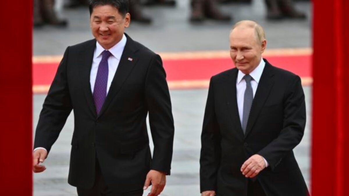 Putin napriek medzinárodnému zatykaču pricestoval na návštevu Mongolska, zrejme ho však nezatknú