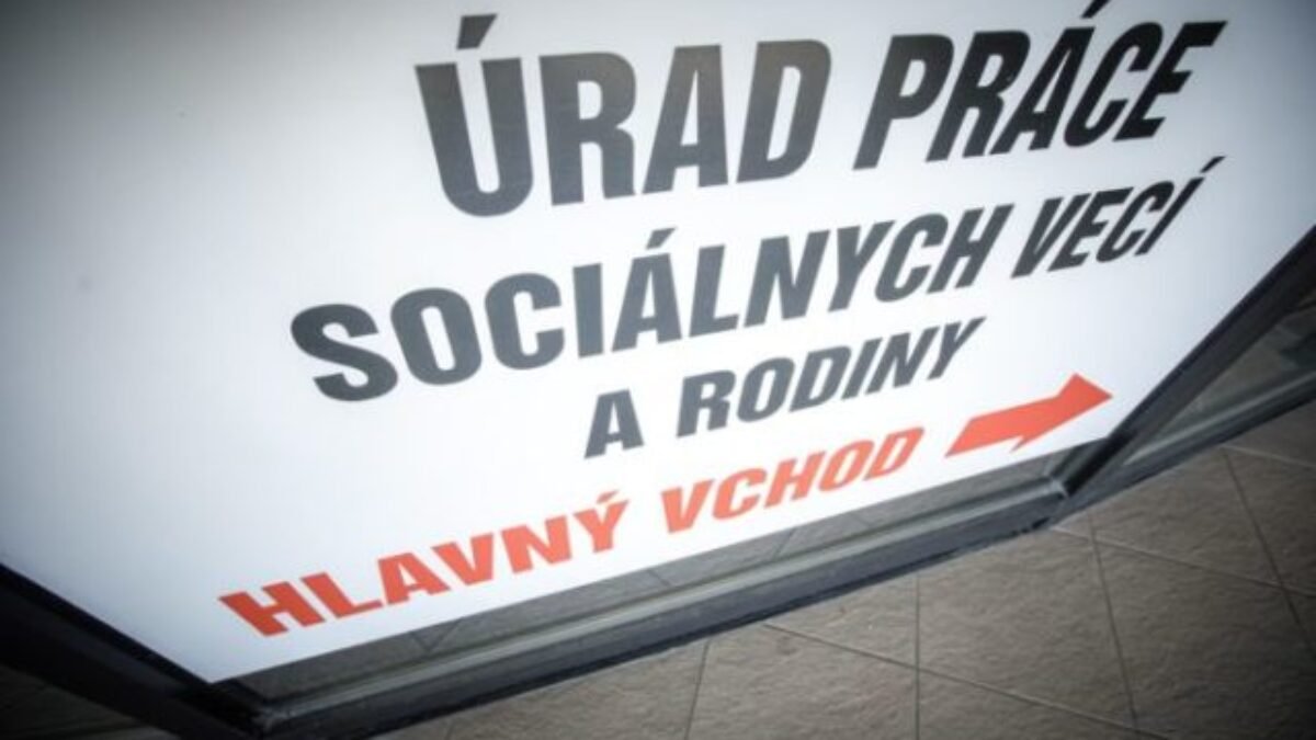 Trh práce zaplavili absolventi, nezamestnanosť v septembri aj napriek tomu mierne klesla