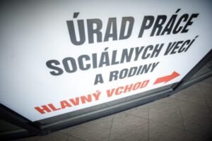 Nezamestnanosť rastie a môže ďalej rásť. Slovenský trh práce naráža na regionáln...