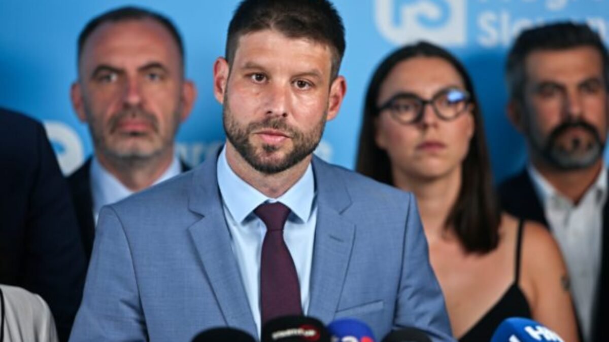 Šimečka: Je absurdné, že nás o zahraničnej politike Slovenska opäť informuje niekto iný, ako vlastná vláda