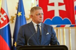 Fico žiada Fialu, aby rešpektoval postoj Slovenska k sankciám. Pozval ho na spol...