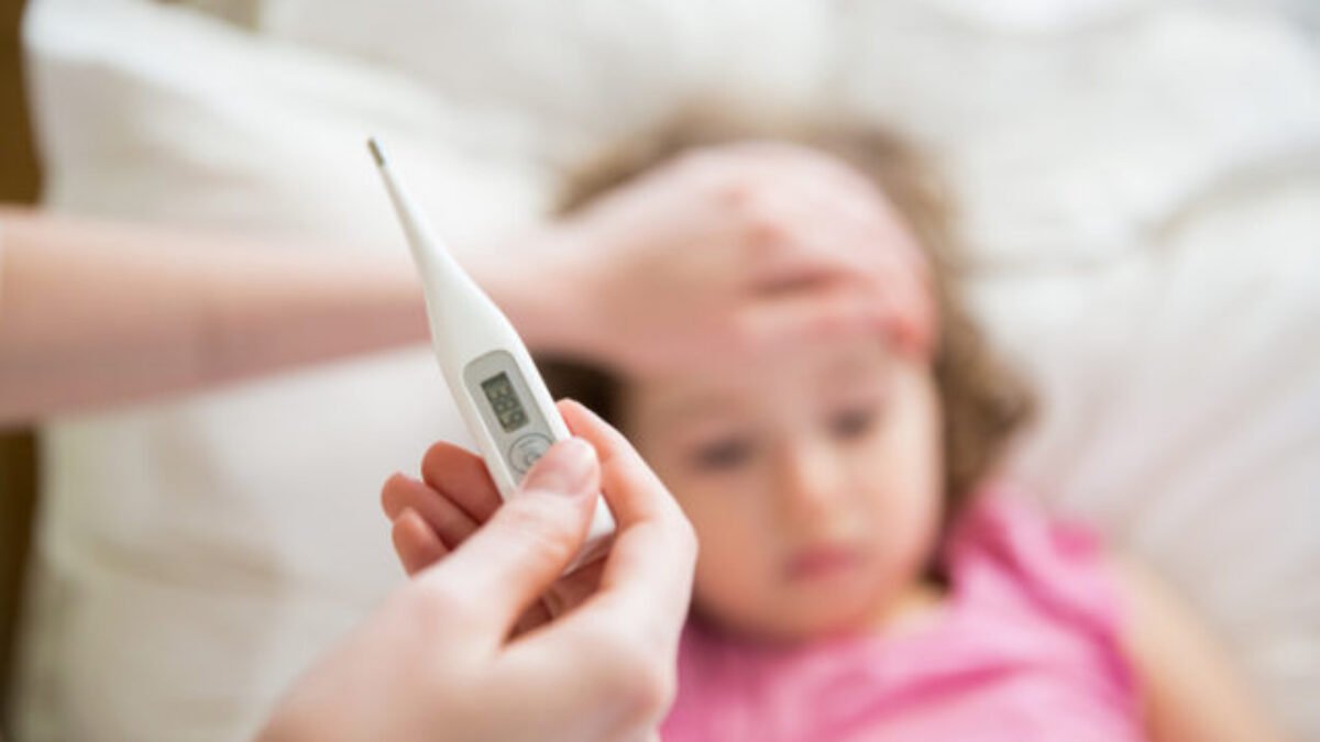 Ako požiadať o dávku pri ochorení dieťaťa či uzatvorení školy? Sociálna poisťovňa radí rodičom
