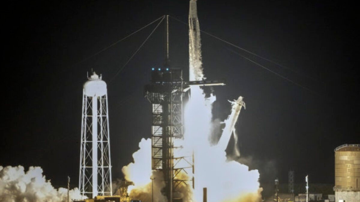 Miliardár Isaacman v rakete firmy SpaceX opäť vyštartoval na obežnú dráhu (foto)