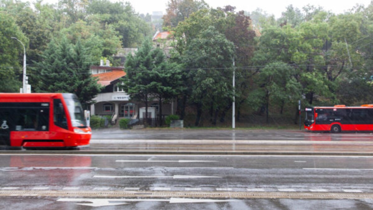 Hasiči a záchranári zasahovali v Bratislavskom kraji 124-krát, riešili spadnuté stromy aj zaplavené oblasti