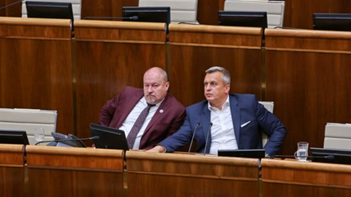 Parlament schválil novelu infozákona, sprísňuje podmienky a umožňuje úradom požadovať poplatky