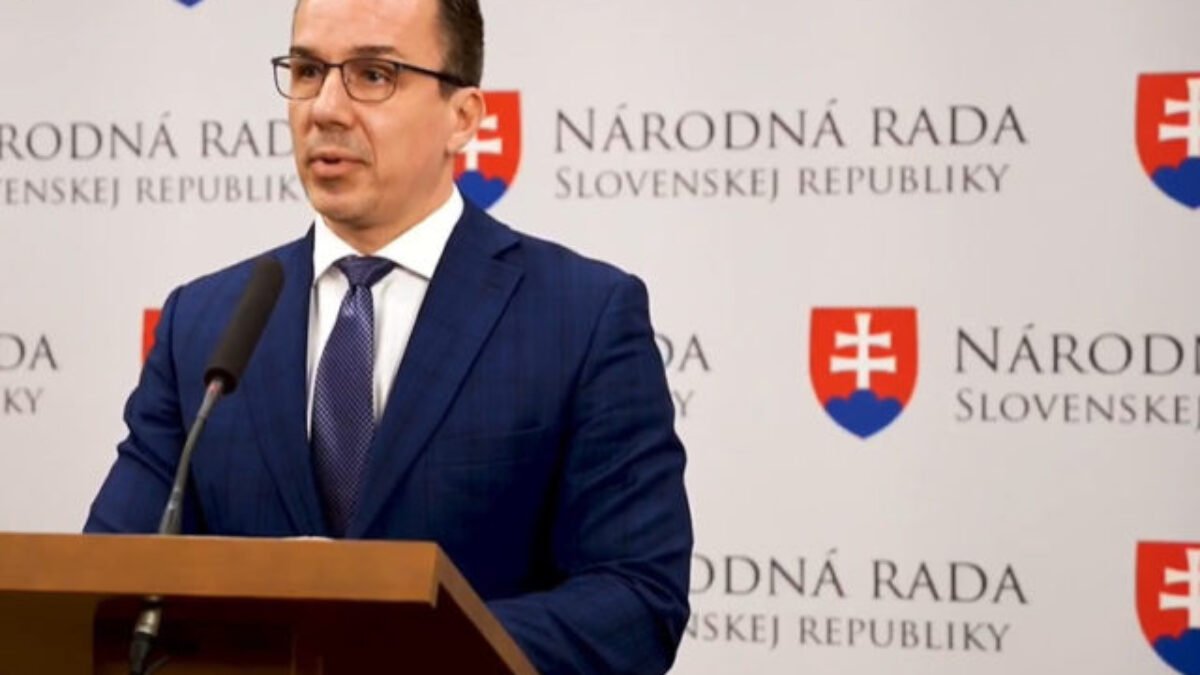 Minister Tomáš kritizuje Dankove výroky a obvinil ho z klamstva, so zmenou rodičovského dôchodku nesúhlasil