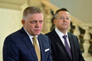 Úradníci dostanú 800 eur navyše. Fico a Kamenický ustúpili samosprávam, odmeny a...