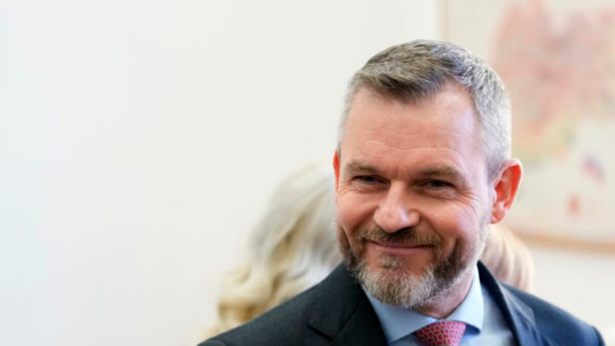 Predné nádvorie Prezidentského paláca bude zdobiť 12-metrový smrek, Pellegrini ho slávnostne rozsvieti na Mikuláša – VIDEO