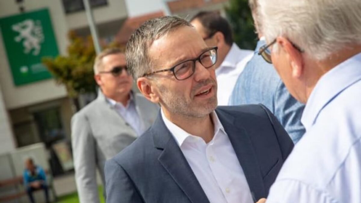 Rakúski voliči hlasujú v parlamentných voľbách, víťazstvo očakáva líder krajne pravicovej strany Kickl