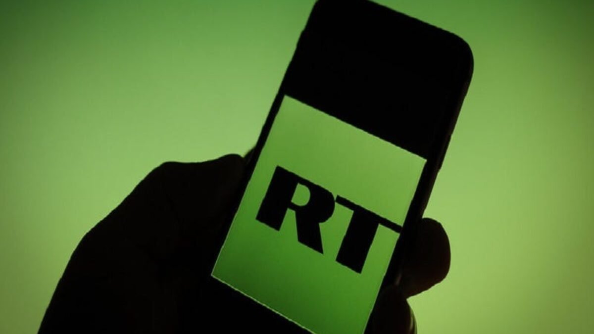 Andrew Korybko: RT je obetným baránkom za globálne zlyhania mäkkej energie v USA