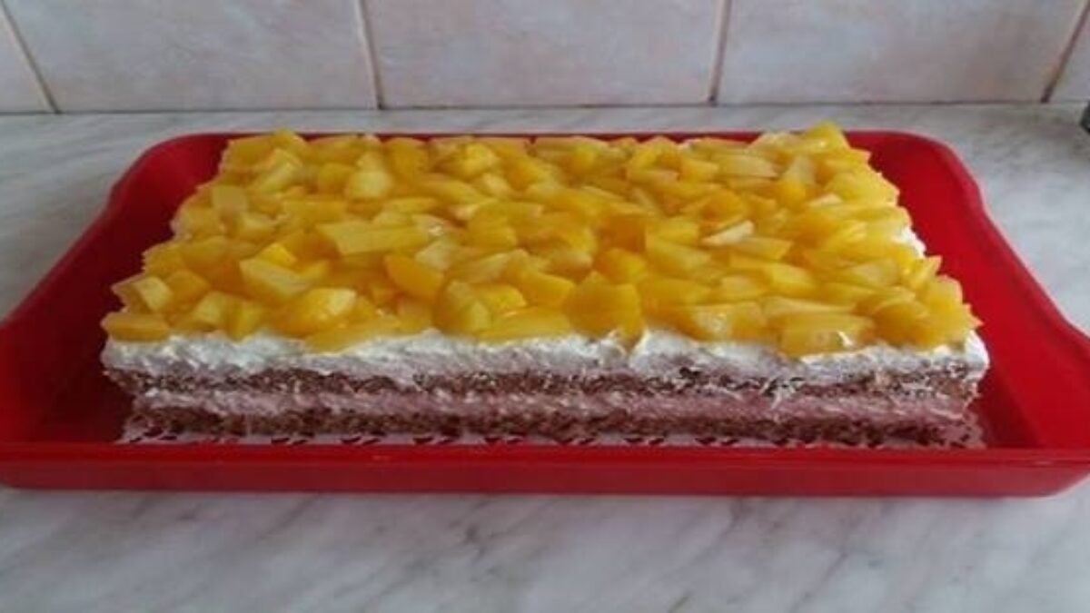 Osviežujúci broskyňový koláč s jogurtovým krémom: Nikdy nás ešte nesklamal!