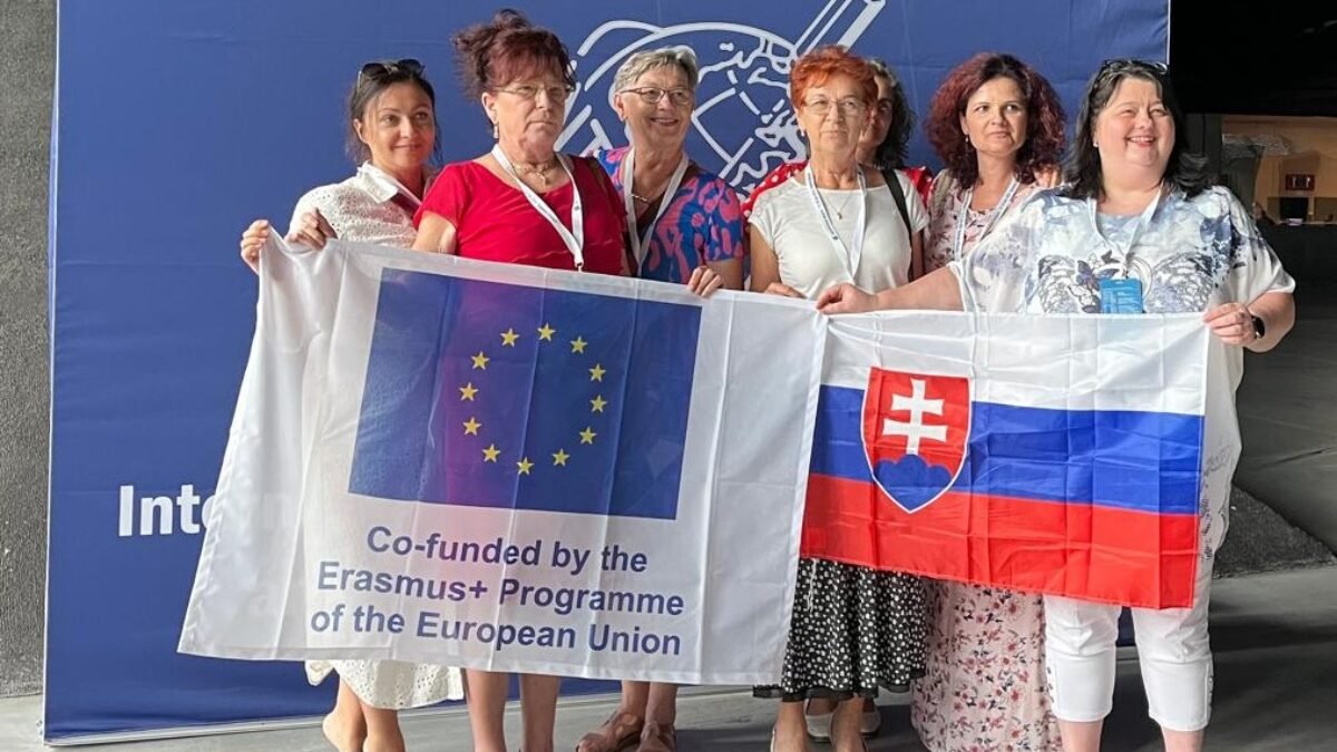 Majster Slovenska v písaní na počítači je žiakom župnej Obchodnej akadémie. Nedávno získal 4. miesto na svete s výkonom 513,1 čistých úderov za minútu