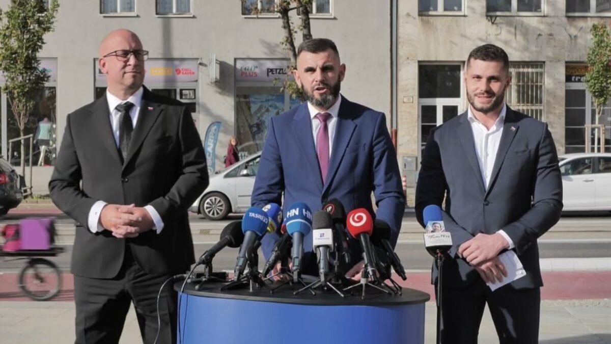 Tlačová konferencia ministra dopravy SR J. Ráža a poslancov NR SR J. Mažgúta a R. Glücka