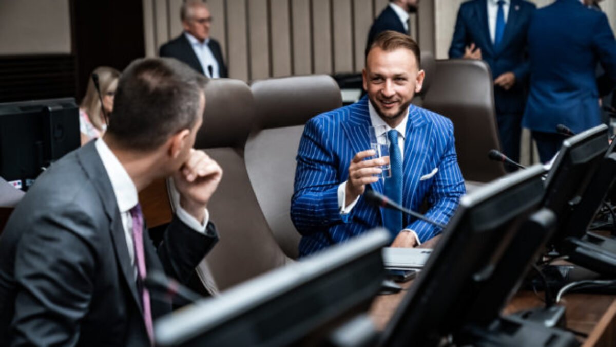 Zamedzenie vycestovania do zahraničia stíhaným osobám sa zjednoduší, vláda odklepla novelu zákona z dielne Eštokovho ministerstva