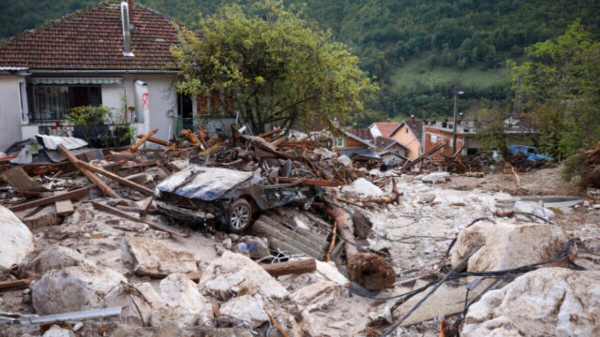 Záplavy a zosuvy pôdy v Bosne a Hercegovine usmrtili 16 ľudí. Voda všetko zmietla, vrátane psa, hovorí jeden z obyvateľov (foto)