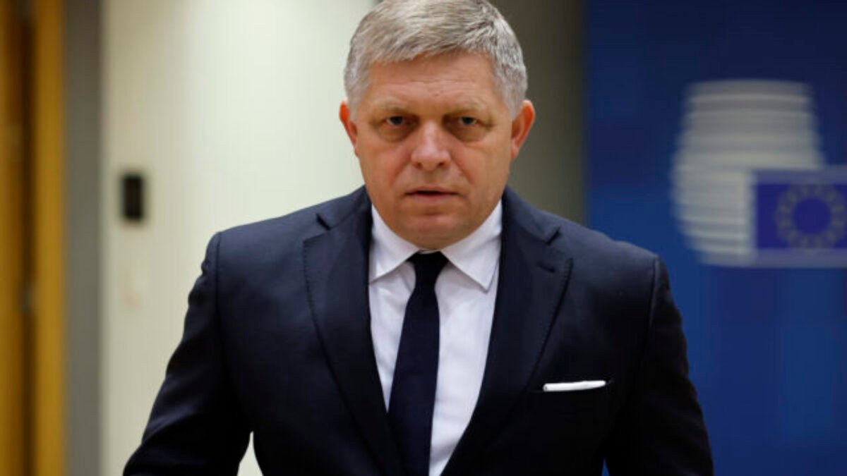 Ficovi tečie už po prvom roku vlády poriadne do topánok, zúfalo sa snaží udržať pri živote zlepenec, tvrdia progresívci