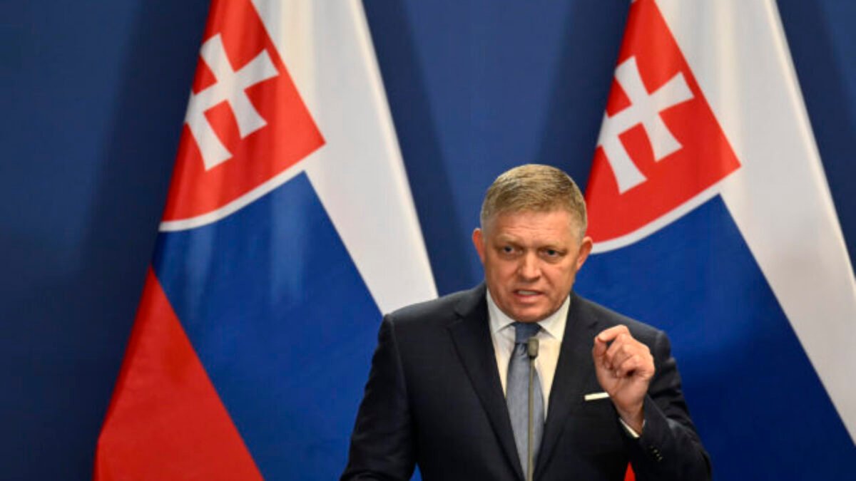 Ficova zahraničná politika je schizofrenická. Inak sa správa, ako hovorí, upozorňuje politológ