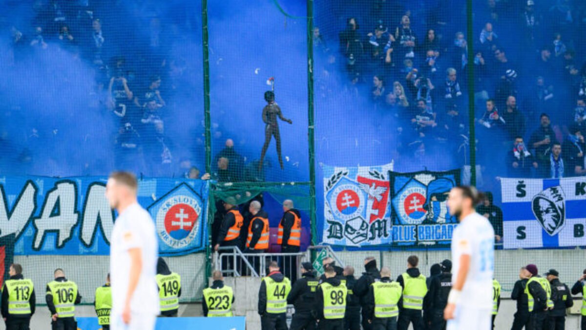 Policajti si počas derby Trnava-Slovan posvietili na fanúšikov. Pokuta môže dosiahnuť až 10-tisíc (foto)