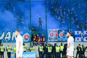 Policajti si počas derby Trnava-Slovan posvietili na fanúšikov. Pokuta môže dosi...