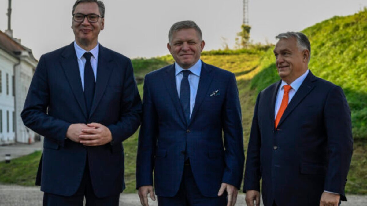 Fico sa v Komárne stretne s Orbánom a Vučičom, hovoriť budú o nelegálnej migrácii