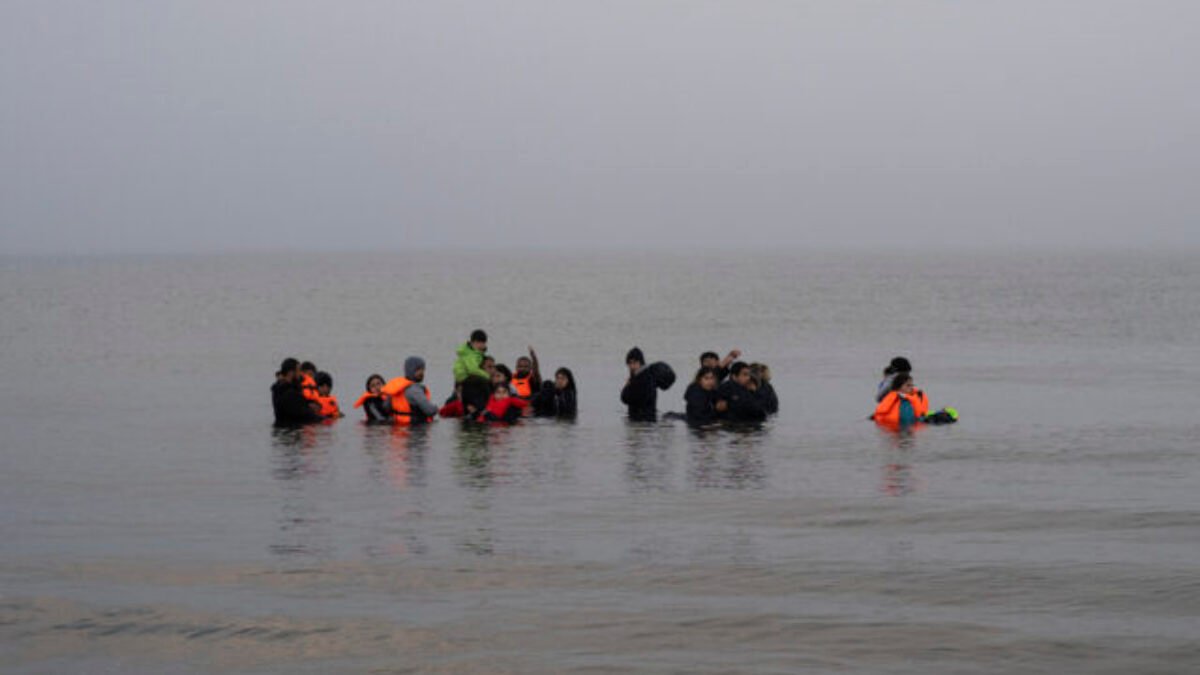 Pri pokuse preplaviť sa cez Lamanšský prieliv zomreli dvaja migranti