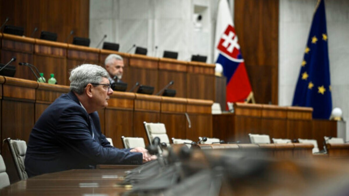 Parlament odvoláva ministra Suska, podľa opozície sa spreneveril justícii a rezignoval na boj proti korupcii (naživo)