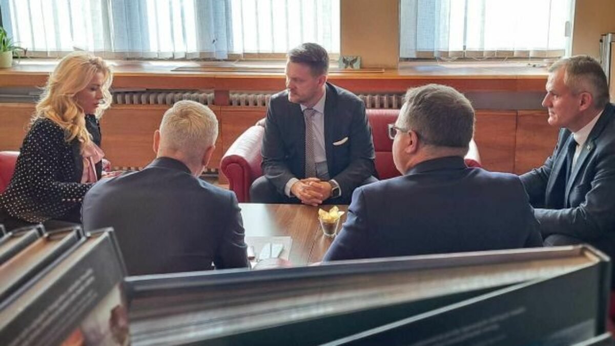 Poslanci Hlasu sa stretli s ministerkou Šimkovičovou pred hlasovaním o jej odvolaní, diskutovali o budúcnosti kultúrnej politiky