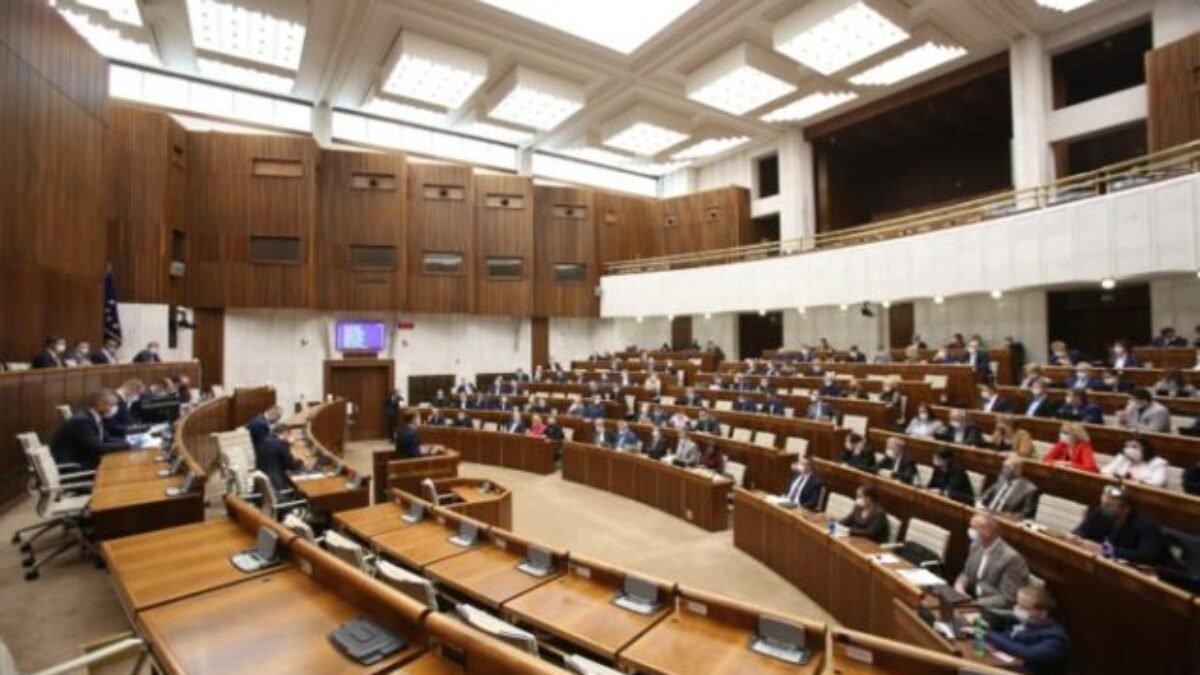 Vládny kabinet s pripomienkami odsúhlasil poslanecký návrh, ktorý má nahradiť inštitút práva na vyjadrenie inštitútom práva na opravu
