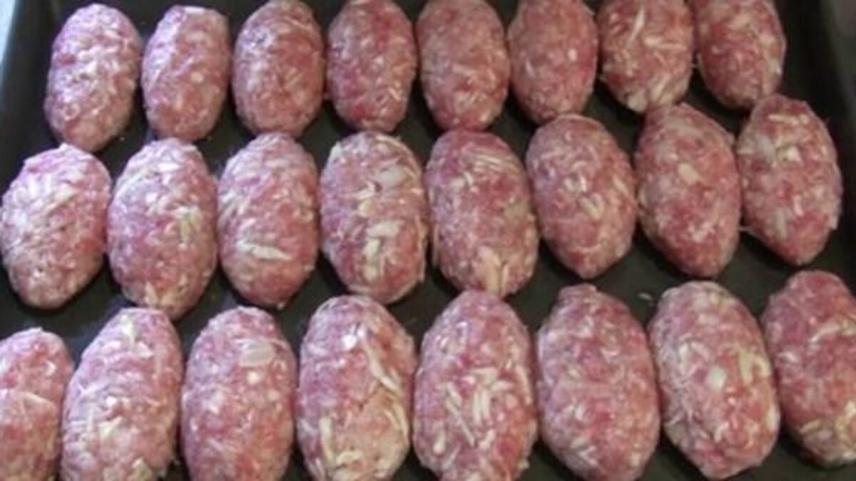 Všetko z jedného plechu: Chutné mleté mäso s kapustou, kyslou smotanou a touto luxusnou omáčkou si nevedia všetci doma vynachváliť!
