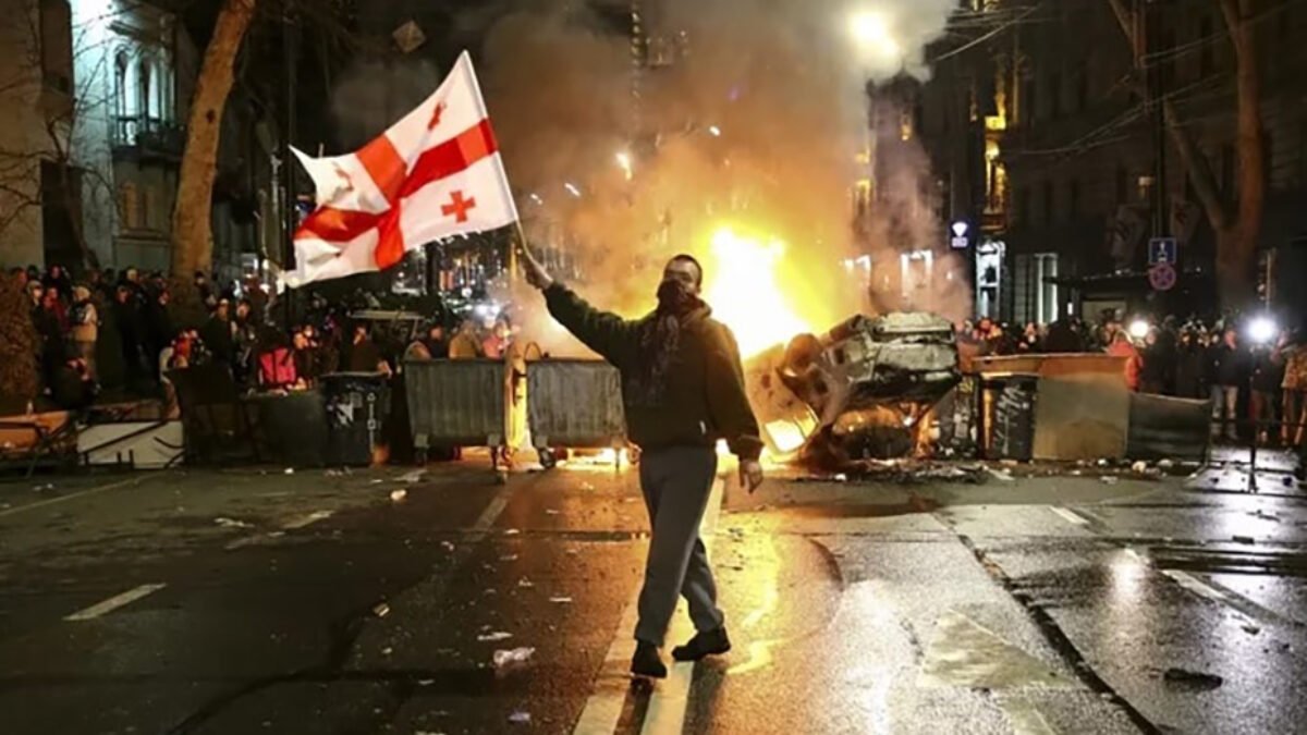 Dianie v Gruzínsku: Západ sa opäť snaží riešiť problémy inej krajiny pod rúškom „ochrany“ demokracie