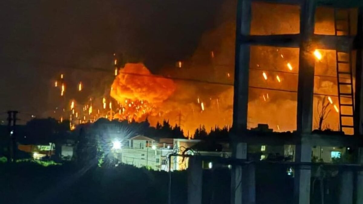 Video: Izrael zasiahol muničný sklad v blízkosti ruskej leteckej základne Chmeimím v Sýrii