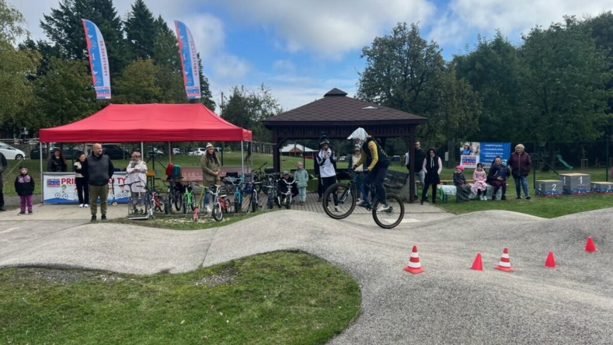Tradícia trénovania a pretekania pod dohľadom Filipa Polca na pumptrackovej dráhe na Zochovej Chate v Modre pokračovala aj tento rok