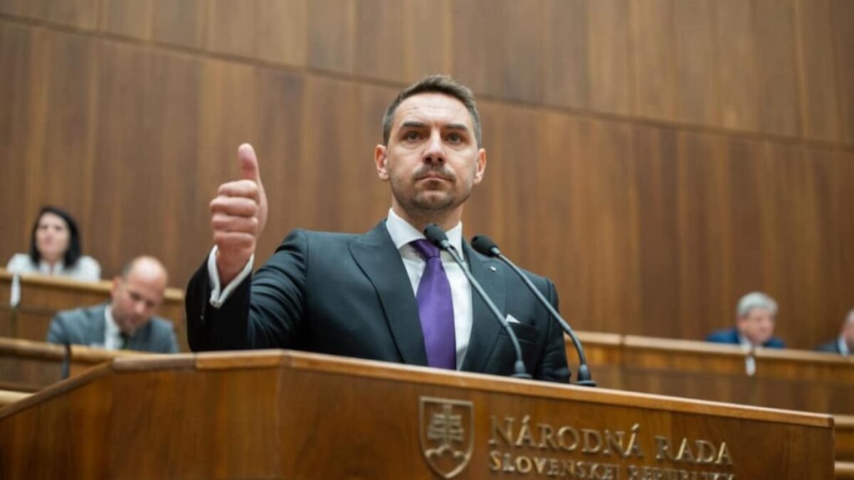Gyimesi György:  Matúš Šutaj Eštok BERIE NAĎA NA ZODPOVEDNOSŤ!

Slovensko za progresívnej Hegerovej vlády darovalo Ukrajine vojenskú techniku ​​v hodnote 700 miliónov eur. …