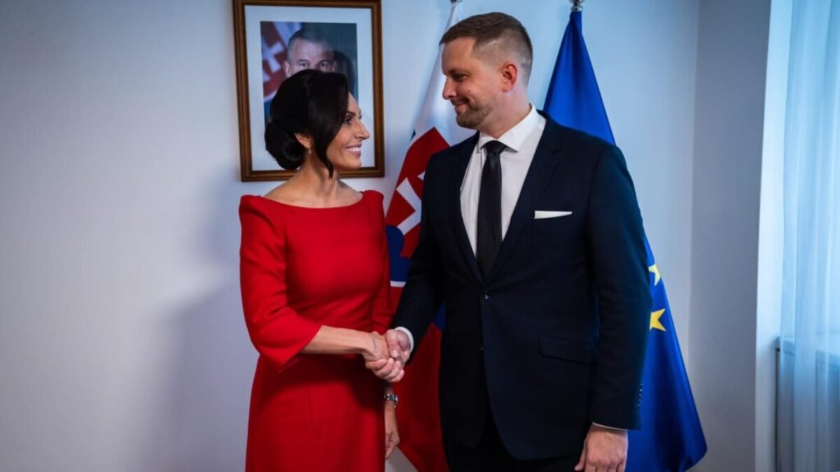 ODOVZDANIE REZORTU ZDRAVOTNÍCTVA NOVÉMU PÁNOVI MINISTROVI Kamil Šaško 

Držím palce novému ministrovi zdravotníctva Kamilovi Šaškovi a som pripravená kedyko…