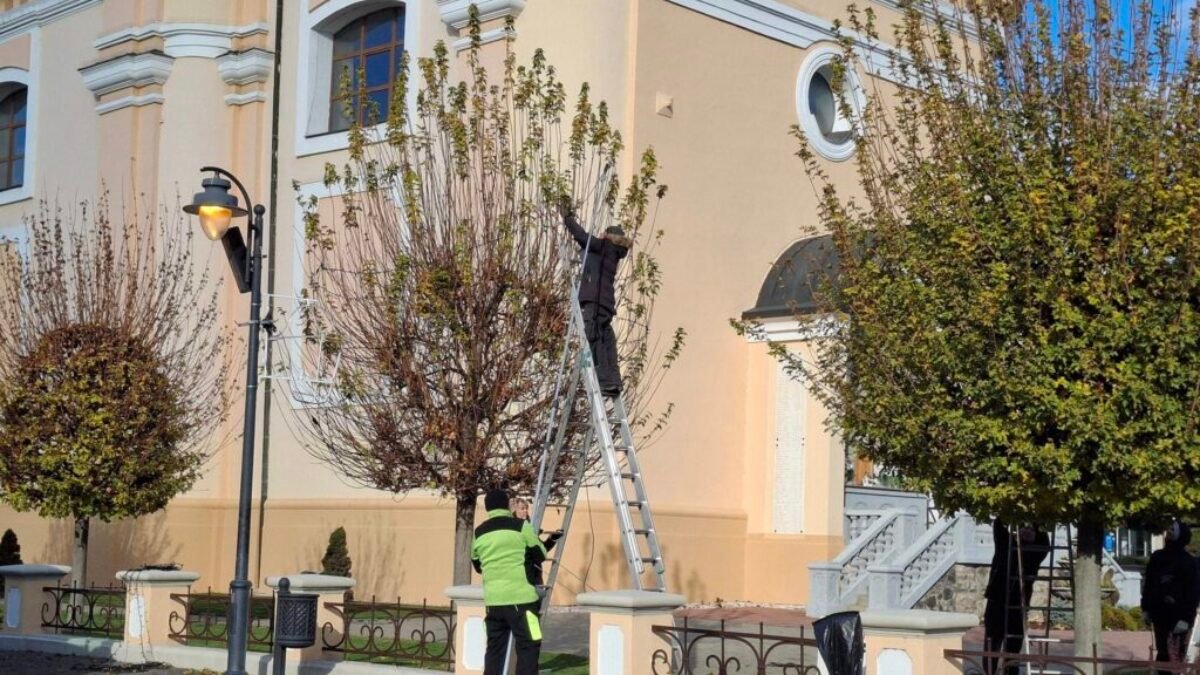 Topoľčany: PRE ČISTEJŠIE CESTY A LEPŠÍ VZDUCH
Pracovníci mestských služieb mali plné ruky práce aj tento týždeň. Vykonávali orezy kríkov a stromov, čistili ulice a cho…