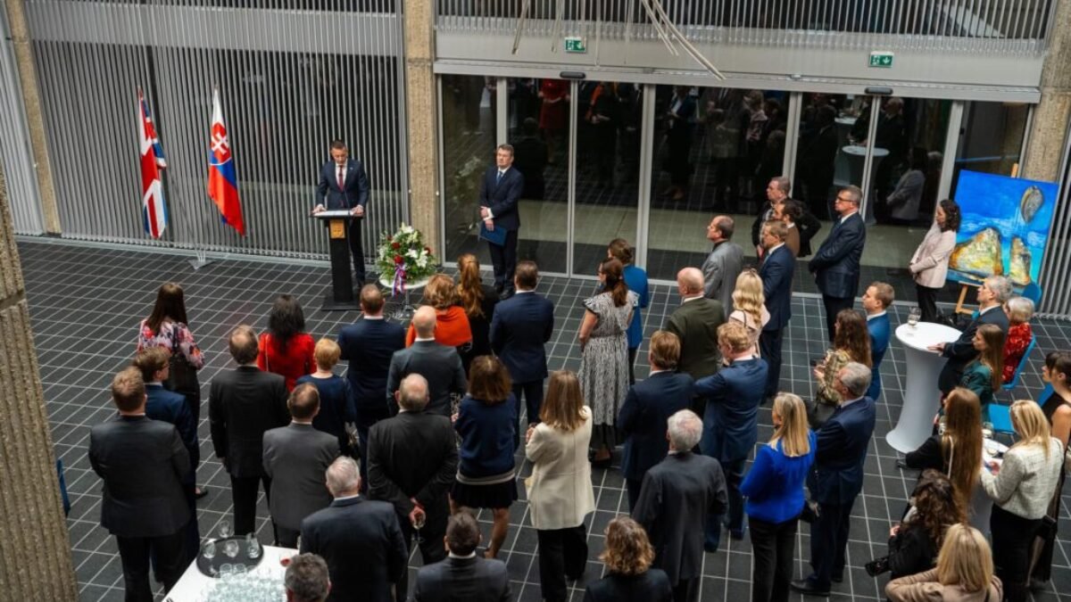 LONDÝN SI PRIPOMENUL 35. VÝROČIE NEŽNEJ REVOLÚCIE

Minister školstva Tomáš Drucker sa včera večer zúčastnil štátnej recepcie zastupiteľského úradu v Londýn…